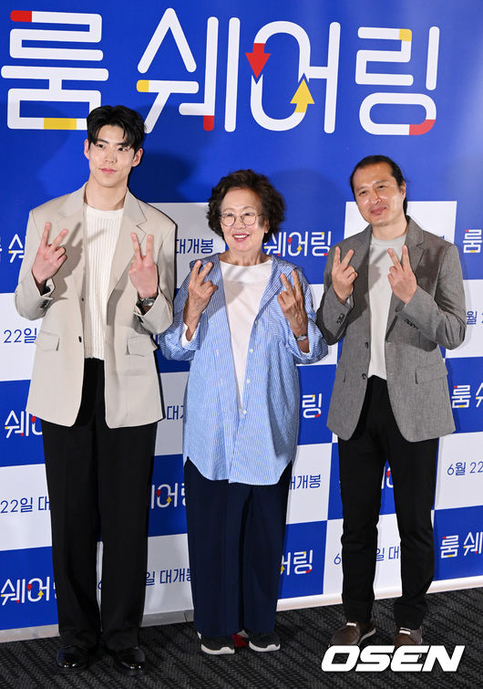 15일 오후 서울 삼성동 메가박스 코엑스에서 영화 '룸 쉐어링' 언론배급시사회 및 기자간담회가 열렸다. '룸 쉐어링'은 평생 누구와 함께 지내본 적이 없는 ‘금분’과 ‘지웅’이 새로운 형태의 가족이 되어가는 이야기를 담았다. 평생 서로를 이해할 수 없을 것만 같던 두 사람이 함께 사는 방법을 알아가면서, 비로소 진짜 가족의 의미를 알아가는 과정은 극장가를 찾는 관객들에게 웃음 가득한 힐링을 전할 예정이다. 22일 개봉. 배우 최우성, 나문희, 이순성 감독이 포토타임을 하고 있다. 2022.06.15 /jpnews@osen.co.kr