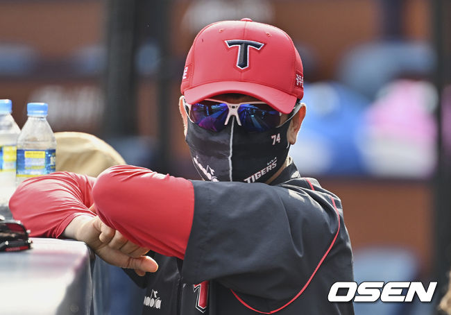 KIA 타이거즈 김종국 감독이 박재홍 해설위원과 얘기하고 있다. 2022.06.15 / foto0307@osen.co.kr