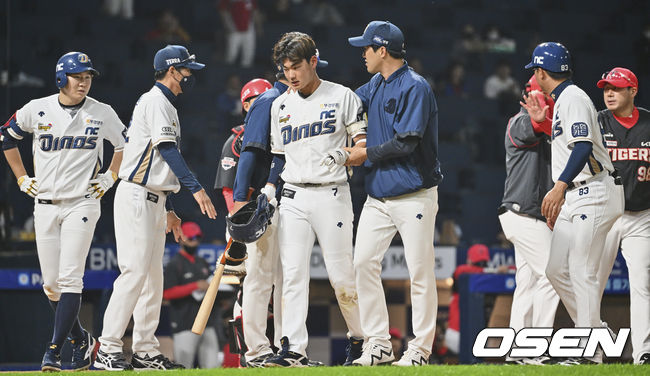 NC 다이노스 김주원이 7회말 KIA 타이거즈 김정빈에게 헤드샷을 맞고 일어나 경기장을 나서고 있다. 2022.06.15 / foto0307@osen.co.kr