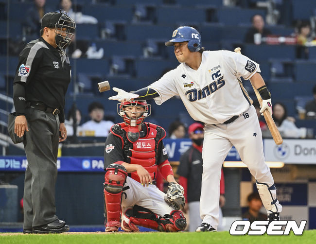 NC 다이노스 박석민이 2회말 복귀 첫 타석에서 배트 웨이트링을 그대로 하고 나가는 등 긴장한 모습을 보이고 있다. 2022.06.15 / foto0307@osen.co.kr