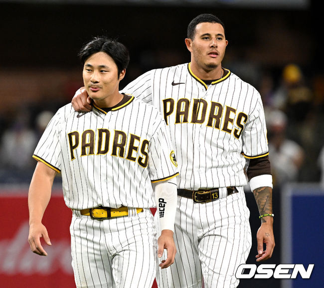 7회말 2사 1, 2루 상황 샌디에이고 김하성이 내야 땅볼로 물러난 뒤 수비로 향하며 동료 매니 마차도의 격려를 받고 있다. 2022.06.08 / dreamer@osen.co.kr