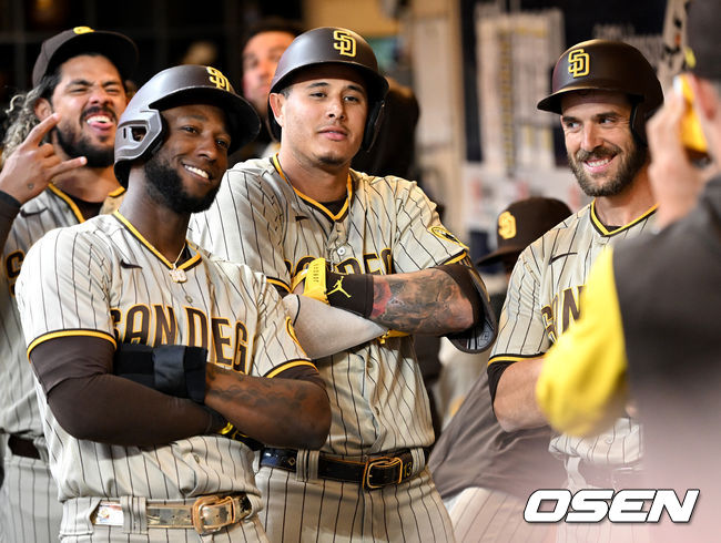 4회초 2사 1, 2루 상황 샌디에이고 매니 마차도가 달아나는 좌월 스리런포를 날리고 동료들과 더그아웃에서 기념사진을 찍는 세리머니를 펼치고 있다. 2022.06.04 / dreamer@osen.co.kr