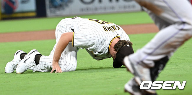 5회초 2사 주자없는 상황 콜로라도 코너 조의 강습 타구에 맞은 샌디에이고 투수 레이스 크네르가 타구를 잡아 1루로 송구한 뒤 고통스러워 하고 있다. 2022.06.12 / dreamer@osen.co.kr