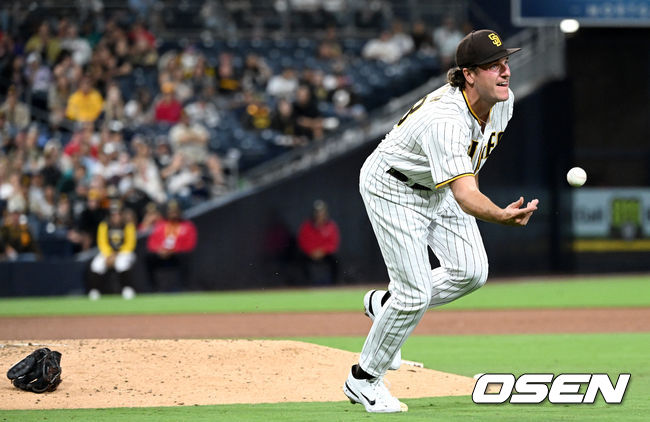 5회초 2사 주자없는 상황 콜로라도 코너 조의 강습 타구에 맞은 샌디에이고 투수 레이스 크네르가 타구를 잡아 1루로 송구하고 있다. 2022.06.12 