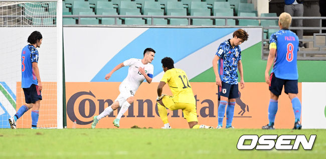  16일 오전(한국시간) 우즈베키스탄 타슈켄트의 분요드코르 스타디움에서 ‘2022 아시아축구연맹(AFC) U23 아시안컵’ 일본과 우즈베키스탄의 4강전이 열렸다.후반 우즈베키스탄 후사인 노르차예프가 팀의 두 번째 골을 넣고 있다. 2022.06.16 /cej@osen.co.kr