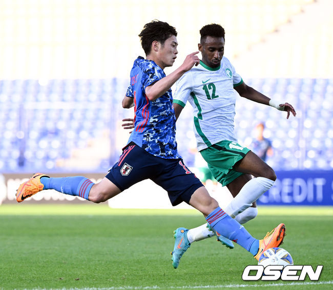  6일 오후(한국시간) 우즈베키스탄 타슈켄트의 팍타코르 센트럴 스타디움에서 ‘2022 아시아축구연맹(AFC) U23 아시안컵’ 조별리그 D조 일본과 사우디아라비아의 경기가 열렸다.전반 스즈키 유이토가 드리블을 하고 있다. 2022.06.06 /cej@osen.co.kr