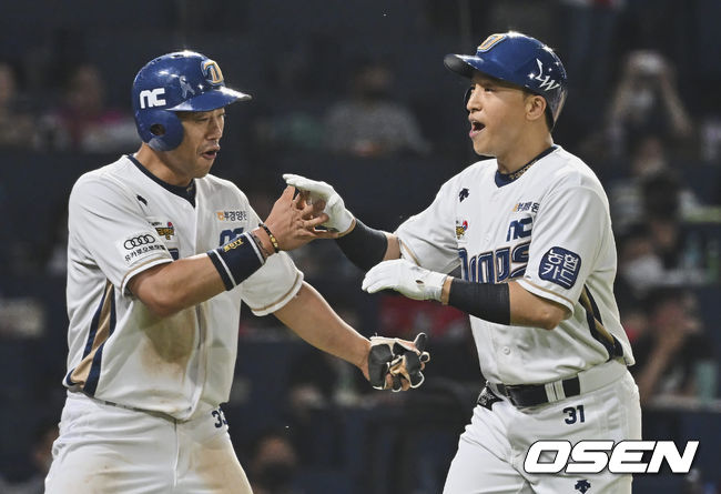 NC 다이노스 손아섭이 6회말 역전 2점 홈런을 치고 하이파이브를 하고 있다. 2022.06.15 / foto0307@osen.co.kr