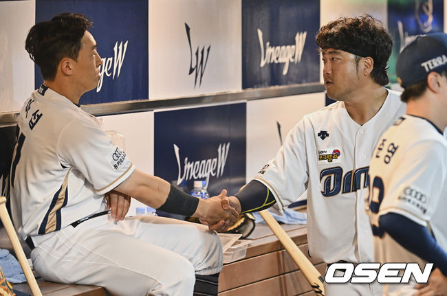 NC 다이노스 손아섭이 6회말 역전 2점 홈런을 치고 박석민의 축하를 하고 있다. 2022.06.15 / foto0307@osen.co.kr