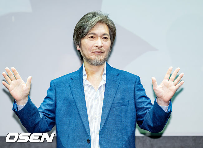 가수 임재범이 무대 위에서 포토타임을 갖고 있다. 2022.06.16 /rumi@osen.co.kr