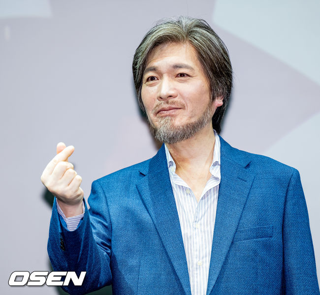 가수 임재범이 무대 위에서 포토타임을 갖고 있다. 2022.06.16 /rumi@osen.co.kr