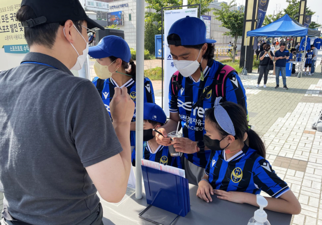 지난 5월 29일 인천Utd-성남FC전이 펼쳐진 인천축구전용경기장 앞에서 한 시민이 현장 무료체험 프로모션에 참가하고 있다