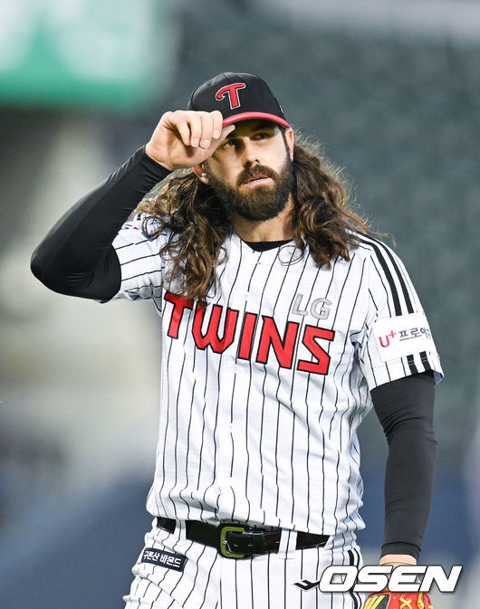 5회초 이닝종료 후 LG 선발투수 켈리가 마운드를 내려가고 있다 2022.06.16 / soul1014@osen.co.kr