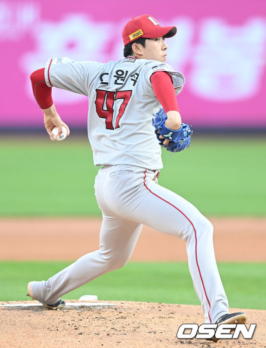 16일 오후 수원 KT위즈파크에서  ‘2022 신한은행 SOL KBO리그’ KT 위즈와 SSG 랜더스의 경기가 열렸다. 1회말 SSG 선발 오원석이 마운드에 올라 힘차게 공을 뿌리고 있다. 2022.06.16 /ksl0919@osen.co.kr