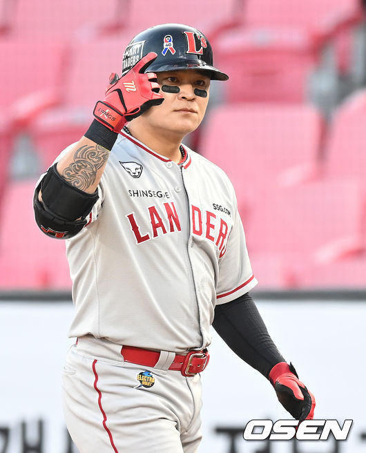 16일 오후 수원 KT위즈파크에서 ‘2022 신한은행 SOL KBO리그’ KT 위즈와 SSG 랜더스의 경기가 열렸다. 2회초 2사 2, 3루 SSG 추신수가 2타점 적시타를 날린 뒤 세레모니를 하고 있다. 2022.06.16 /ksl0919@osen.co.kr