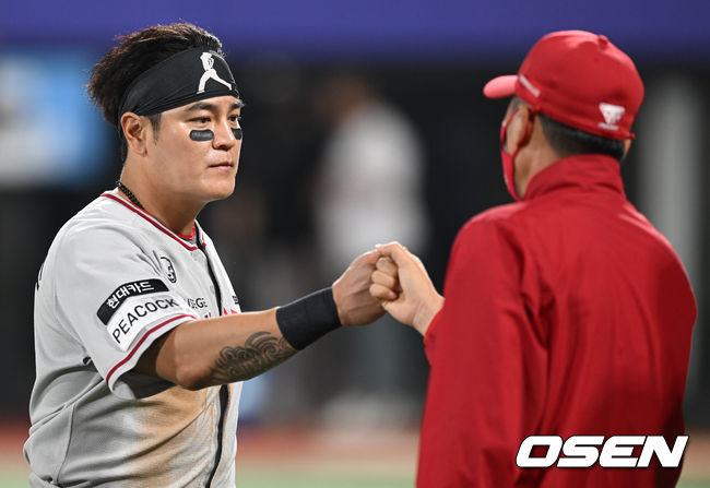 SSG 랜더스가 스윕패 위기에서 탈출, 40승에 선착했다.SSG는 16일 수원KT위즈파크에서 열린 2022 신한은행 SOL KBO리그 KT 위즈와 시즌 9차전에서 6-0으로 이겼다. 선발 등판한 좌완 오원석이 6이닝 동안 2피안타 6탈삼진 2볼넷 무실점 호투로 시즌 5승(4패)째를 거뒀다.승리가 확정된 순간 SSG 추신수, 김원형 감독이 하이파이브를 하고 있다. 2022.06.16 /ksl0919@osen.co.kr