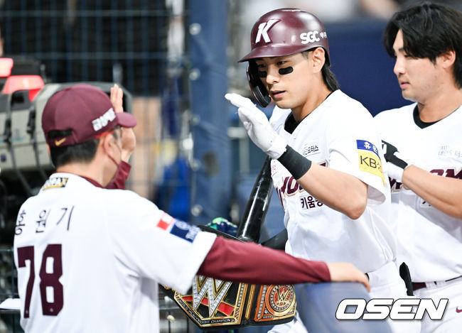 8회말 1사 1루 키움 이정후가 2점 홈런을 날리고 홍원기 감독의 축하를 받고 있다. 2022.06.15 / soul1014@osen.co.kr