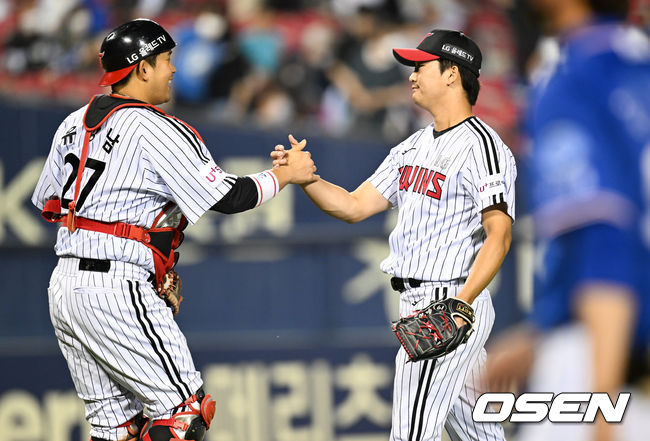 16일 삼성과의 경기 종료 후 고우석과 유강남 포수가 하이파이브를 하고 있다. 2022.06.16 