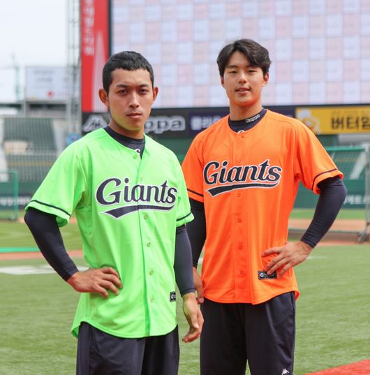 롯데 자이언츠가 형광 그린과 형광 오렌지 두 컬러의 새로운 패션 유니폼을 출시했다. / 롯데 제공