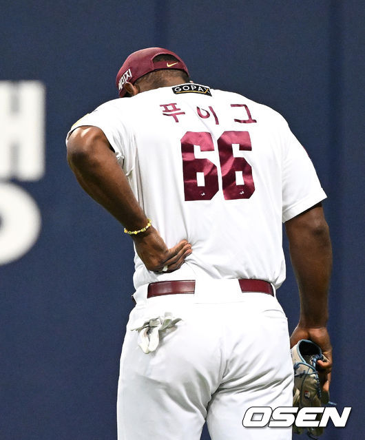 16일 오후 서울 고척스카이돔에서 2022 신한은행 SOL KBO리그 키움 히어로즈와 두산 베어스의 경기가 열렸다.2회초 무사 2루에서 두산 정수빈의 타구를 처리하는 과정에서 허리 부상을 당한 키움 푸이그가 고통스러워하고 있다. 2022.06.16 /sunday@osen.co.kr