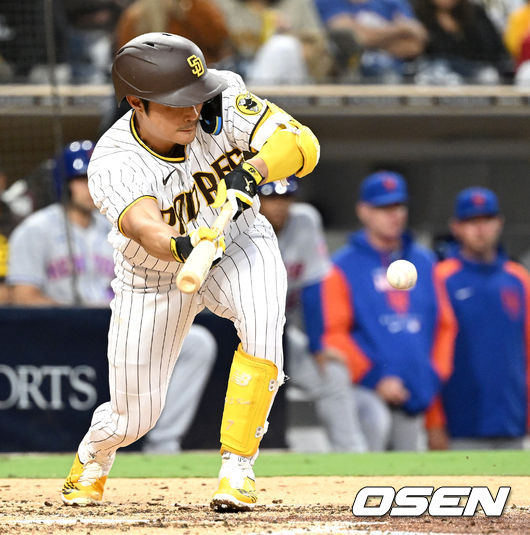 4회말 무사 1, 2루 상황 샌디에이고 김하성이 번트 안타를 대고 있다. 2022.06.09 / dreamer@osen.co.kr
