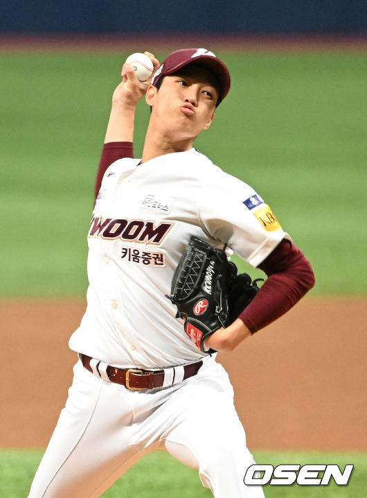 17일 서울 고척스카이돔에서 키움 히어로즈와 LG 트윈스의 경기가 열렸다. 1회초 키움 선발투수 안우진이 역투하고 있다. 2022.06.17 /sunday@osen.co.kr