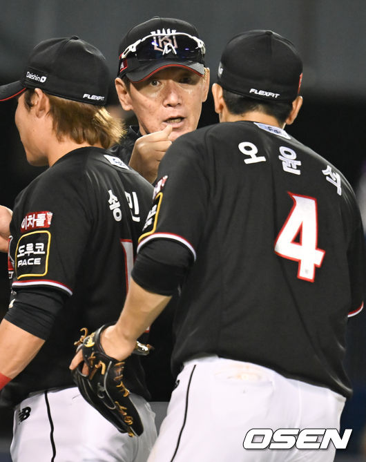 경기종료 후 KT 이강철 감독이 오윤석과 하이파이브를 하고 있다. 2022.06.17 / soul1014@osen.co.kr