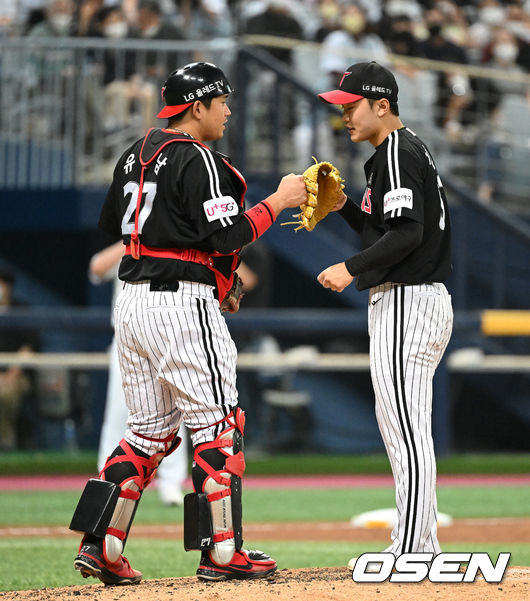 17일 서울 고척스카이돔에서 키움 히어로즈와 LG 트윈스의 경기가 열렸다. 7회말 1사 2루에서 LG 선발 김윤식이 마운드를 내려가고 있다.  2022.06.17 /sunday@osen.co.kr