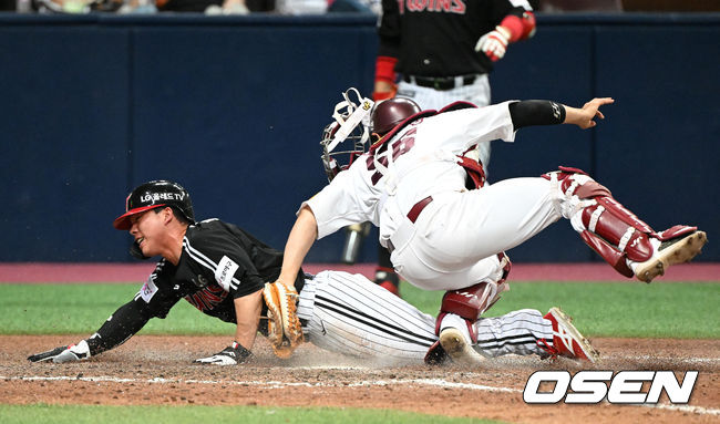 17일 오후 서울 고척스카이돔에서 2022 신한은행 SOL KBO리그 키움 히어로즈와 LG 트윈스의 경기가 열렸다. 9회초 1사 3루에서 LG 이상호의 땅볼 때 홈으로 쇄도한 3루주자 문성주가 태그아웃 처리되고 있다.  2022.06.17 /sunday@osen.co.kr