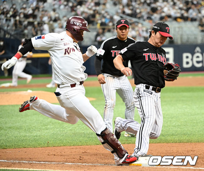 LG가 키움과 연장 접전에서 천신만고 끝에 승리했다. LG는 17일 서울 고척스카이돔에서 열린 키움과의 경기에서 연장 10회 4-2로 승리했다. 10회말 1사 만루에서 LG 고우석이 키움 김웅빈의 땅볼 타구를 잡아 1루 베이스를 밟고 아웃시키고 있다. 2022.06.17 