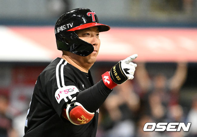 17일 서울 고척스카이돔에서 2022 신한은행 SOL KBO리그 키움 히어로즈와 LG 트윈스의 경기가 열렸다. 10회초 1사 1,3루에서 LG 김현수가 우월 스리런 홈런을 치고 기뻐하고 있다.  2022.06.17 /sunday@osen.co.kr