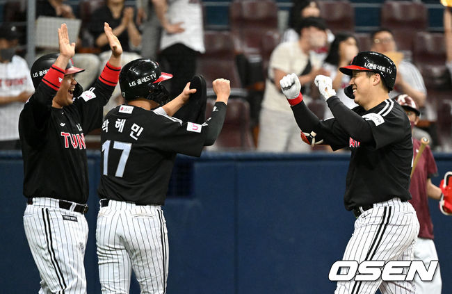 김현수가 연장 10회초 우월 3점 홈런을 치고 홈에서 동료들과 환호하고 있다. 2022.06.17 /sunday@osen.co.kr