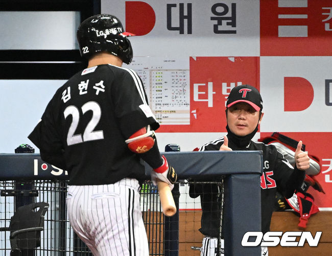 김현수가 홈런을 치고 덕아웃에서 류지현 감독의 축하를 받고 있다. 2022.06.17 /sunday@osen.co.kr