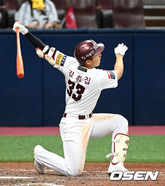 17일 서울 고척스카이돔에서 키움 히어로즈와 LG 트윈스의 경기가 열렸다. 9회말 2사 1,2루에서 키움 김휘집이 LG 김진성의 포크볼에 헛스윙 삼진을 당하고 있다.  2022.06.17 /sunday@osen.co.kr