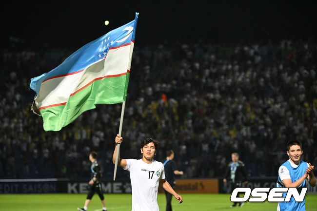  '개최국' 우즈베키스탄이 준결승전에 안착했다.우즈베키스탄 23세 이하(U23) 축구 대표팀은 12일 오전 1시(한국시간) 우즈베키스탄 타슈켄트에 위치한 팍타코르 스타디움에서 이라크와 '2022 아시아축구연맹(AFC) U23 아시안컵’ 8강전을 치러 전후반을 2-2로 마무리한 뒤 승부차기에서 3-2로 승리했다.우즈벡 선수들이 승리를 기뻐하고 있다. 2022.06.12 /cej@osen.co.kr