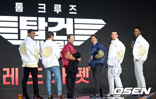 19일 오후 서울 신천동 롯데월드타워 야외광장에서 할리우드 영화 '탑건: 매버릭' 레드카펫 행사가 열렸다. 할리우드 배우 그렉 타잔 데이비스, 글렌 포웰, 제작자 제리 브룩하이머, 톰 크루즈, 마일즈 텔러, 제이 엘리스(왼쪽부터)가 기념촬영을 하고 있다. 2022.06.18 / dreamer@osen.co.kr
