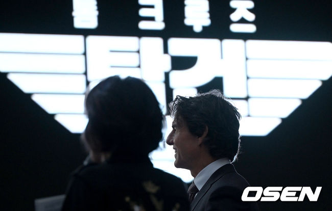 19일 오후 서울 신천동 롯데월드타워 야외광장에서 할리우드 영화 '탑건: 매버릭' 레드카펫 행사가 열렸다. 할리우드 배우 톰 크루즈가 스크린을 바라보며 미소짓고 있다. 2022.06.18 / dreamer@osen.co.kr