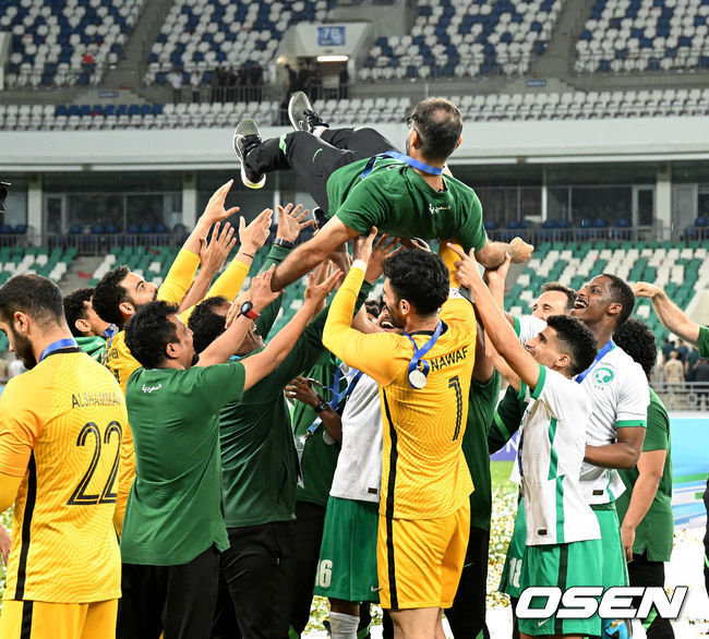  ‘완벽한 수비’ 사우디아라비아가 ‘무실점’ 우승 기염을 토했다.사우디아라비아 23세 이하(U23) 축구대표팀은 19일 오후 10시(한국시간) 우즈베키스탄 타슈켄트에 위치한 분요드코르 스타디움에서 우즈베키스탄 21세 이하(U21) 대표팀과 '2022 아시아축구연맹(AFC) U23 아시안컵’ 결승전을 치러 2-0으로 승리했다.사우디아라비아 선수들이 사드 알 셰리 감독에게 우승 헹가래를 하고 있다. 2022.06.19 /cej@osen.co.kr