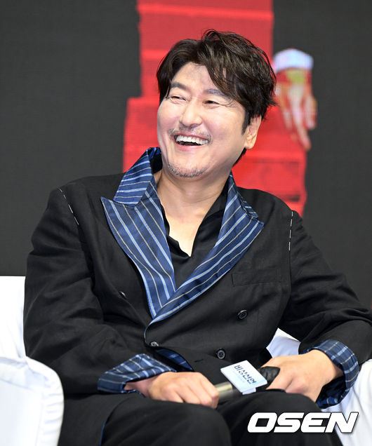 20일 오전 서울 소공동 웨스틴조선 호텔에서 영화 '비상선언' 제작보고회가 열렸다.  '비상선언'은 사상 초유의 항공테러로 무조건적 착륙을 선포한 비행기를 두고 벌어지는 리얼리티 항공재난 영화다.  75회 칸 국제영화제(2022) 남우주연상에 빛나는 송강호, 글로벌 스타 이병헌, 60회 칸 국제영화제(2007) 여우주연상의 전도연, 한류스타 김남길과 임시완, 믿고 보는 연기력의 김소진과 박해준까지 전세계 관객들이 주목한 국내 배우들의 컷 하나 하나가 영화에 대한 기대감을 한층 끌어올리고 있다.  송강호가 간담회를 하며 미소짓고 있다. 2022.06.20 /jpnews@osen.co.kr