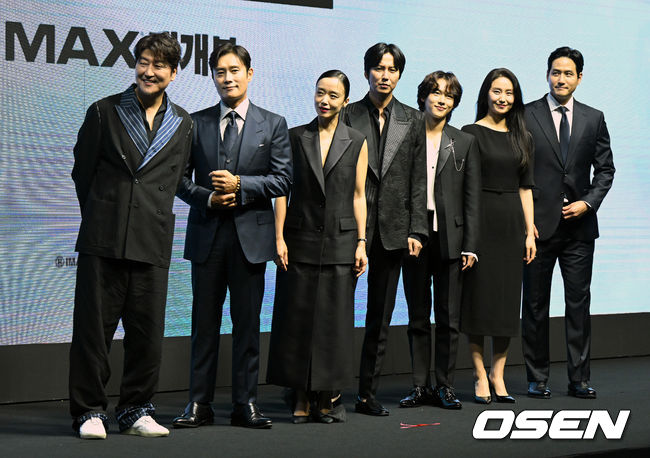 20일 오전 서울 소공동 웨스틴조선 호텔에서 영화 '비상선언' 제작보고회가 열렸다.  '비상선언'은 사상 초유의 항공테러로 무조건적 착륙을 선포한 비행기를 두고 벌어지는 리얼리티 항공재난 영화다.  75회 칸 국제영화제(2022) 남우주연상에 빛나는 송강호, 글로벌 스타 이병헌, 60회 칸 국제영화제(2007) 여우주연상의 전도연, 한류스타 김남길과 임시완, 믿고 보는 연기력의 김소진과 박해준까지 전세계 관객들이 주목한 국내 배우들의 컷 하나 하나가 영화에 대한 기대감을 한층 끌어올리고 있다.  송강호, 이병헌, 전도연, 김남길, 임시완, 김소진, 박해준이 포토타임을 하고 있다. 2022.06.20 /jpnews@osen.co.kr