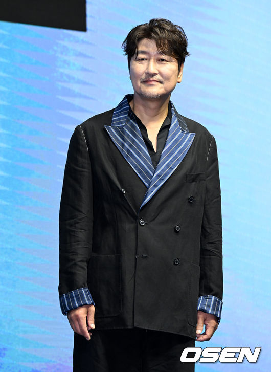 20일 오전 서울 소공동 웨스틴조선 호텔에서 영화 '비상선언' 제작보고회가 열렸다. '비상선언'은 사상 초유의 항공테러로 무조건적 착륙을 선포한 비행기를 두고 벌어지는 리얼리티 항공재난 영화다. 75회 칸 국제영화제(2022) 남우주연상에 빛나는 송강호, 글로벌 스타 이병헌, 60회 칸 국제영화제(2007) 여우주연상의 전도연, 한류스타 김남길과 임시완, 믿고 보는 연기력의 김소진과 박해준까지 전세계 관객들이 주목한 국내 배우들의 컷 하나 하나가 영화에 대한 기대감을 한층 끌어올리고 있다. 송강호가 포토타임을 하고 있다. 2022.06.20 /jpnews@osen.co.kr