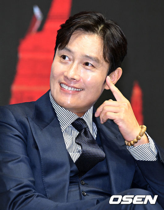 20일 오전 서울 소공동 웨스틴조선 호텔에서 영화 '비상선언' 제작보고회가 열렸다. '비상선언'은 사상 초유의 항공테러로 무조건적 착륙을 선포한 비행기를 두고 벌어지는 리얼리티 항공재난 영화다. 75회 칸 국제영화제(2022) 남우주연상에 빛나는 송강호, 글로벌 스타 이병헌, 60회 칸 국제영화제(2007) 여우주연상의 전도연, 한류스타 김남길과 임시완, 믿고 보는 연기력의 김소진과 박해준까지 전세계 관객들이 주목한 국내 배우들의 컷 하나 하나가 영화에 대한 기대감을 한층 끌어올리고 있다. 이병헌이 간담회를 하며 미소짓고 있다. 2022.06.20 /jpnews@osen.co.kr