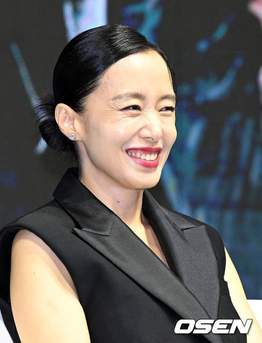 20일 오전 서울 소공동 웨스틴조선 호텔에서 영화 '비상선언' 제작보고회가 열렸다. '비상선언'은 사상 초유의 항공테러로 무조건적 착륙을 선포한 비행기를 두고 벌어지는 리얼리티 항공재난 영화다. 75회 칸 국제영화제(2022) 남우주연상에 빛나는 송강호, 글로벌 스타 이병헌, 60회 칸 국제영화제(2007) 여우주연상의 전도연, 한류스타 김남길과 임시완, 믿고 보는 연기력의 김소진과 박해준까지 전세계 관객들이 주목한 국내 배우들의 컷 하나 하나가 영화에 대한 기대감을 한층 끌어올리고 있다. 전도연이 간담회를 하며 즐거워하고 있다. 2022.06.20 /jpnews@osen.co.kr