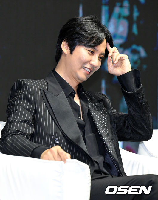 20일 오전 서울 소공동 웨스틴조선 호텔에서 영화 '비상선언' 제작보고회가 열렸다. '비상선언'은 사상 초유의 항공테러로 무조건적 착륙을 선포한 비행기를 두고 벌어지는 리얼리티 항공재난 영화다. 75회 칸 국제영화제(2022) 남우주연상에 빛나는 송강호, 글로벌 스타 이병헌, 60회 칸 국제영화제(2007) 여우주연상의 전도연, 한류스타 김남길과 임시완, 믿고 보는 연기력의 김소진과 박해준까지 전세계 관객들이 주목한 국내 배우들의 컷 하나 하나가 영화에 대한 기대감을 한층 끌어올리고 있다. 김남길이 간담회를 하고 있다. 2022.06.20 /jpnews@osen.co.kr