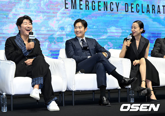 20일 오전 서울 소공동 웨스틴조선 호텔에서 영화 '비상선언' 제작보고회가 열렸다. '비상선언'은 사상 초유의 항공테러로 무조건적 착륙을 선포한 비행기를 두고 벌어지는 리얼리티 항공재난 영화다. 75회 칸 국제영화제(2022) 남우주연상에 빛나는 송강호, 글로벌 스타 이병헌, 60회 칸 국제영화제(2007) 여우주연상의 전도연, 한류스타 김남길과 임시완, 믿고 보는 연기력의 김소진과 박해준까지 전세계 관객들이 주목한 국내 배우들의 컷 하나 하나가 영화에 대한 기대감을 한층 끌어올리고 있다. 송강호, 이병헌, 전도연이 간담회를 하며 즐거워하고 있다. 2022.06.20 /jpnews@osen.co.kr