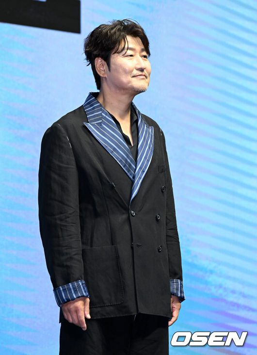 20일 오전 서울 소공동 웨스틴조선 호텔에서 영화 '비상선언' 제작보고회가 열렸다. '비상선언'은 사상 초유의 항공테러로 무조건적 착륙을 선포한 비행기를 두고 벌어지는 리얼리티 항공재난 영화다. 75회 칸 국제영화제(2022) 남우주연상에 빛나는 송강호, 글로벌 스타 이병헌, 60회 칸 국제영화제(2007) 여우주연상의 전도연, 한류스타 김남길과 임시완, 믿고 보는 연기력의 김소진과 박해준까지 전세계 관객들이 주목한 국내 배우들의 컷 하나 하나가 영화에 대한 기대감을 한층 끌어올리고 있다. 송강호가 포토타임을 하고 있다. 2022.06.20 /jpnews@osen.co.kr