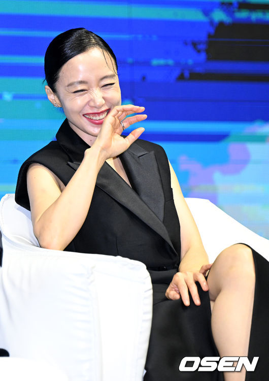 20일 오전 서울 소공동 웨스틴조선 호텔에서 영화 '비상선언' 제작보고회가 열렸다. '비상선언'은 사상 초유의 항공테러로 무조건적 착륙을 선포한 비행기를 두고 벌어지는 리얼리티 항공재난 영화다. 75회 칸 국제영화제(2022) 남우주연상에 빛나는 송강호, 글로벌 스타 이병헌, 60회 칸 국제영화제(2007) 여우주연상의 전도연, 한류스타 김남길과 임시완, 믿고 보는 연기력의 김소진과 박해준까지 전세계 관객들이 주목한 국내 배우들의 컷 하나 하나가 영화에 대한 기대감을 한층 끌어올리고 있다. 전도연이 간담회를 하며 즐거워하고 있다. 2022.06.20 /jpnews@osen.co.kr