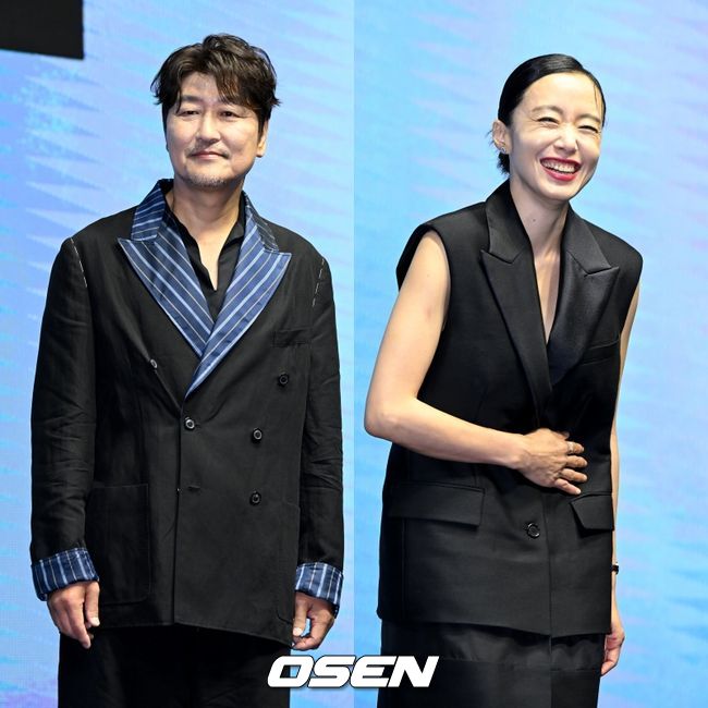 20일 오전 서울 소공동 웨스틴조선 호텔에서 영화 '비상선언' 제작보고회가 열렸다.  '비상선언'은 사상 초유의 항공테러로 무조건적 착륙을 선포한 비행기를 두고 벌어지는 리얼리티 항공재난 영화다.  75회 칸 국제영화제(2022) 남우주연상에 빛나는 송강호, 글로벌 스타 이병헌, 60회 칸 국제영화제(2007) 여우주연상의 전도연, 한류스타 김남길과 임시완, 믿고 보는 연기력의 김소진과 박해준까지 전세계 관객들이 주목한 국내 배우들의 컷 하나 하나가 영화에 대한 기대감을 한층 끌어올리고 있다.  송강호와 전도연이 포토타임을 하고 있다. 2022.06.20 /jpnews@osen.co.kr