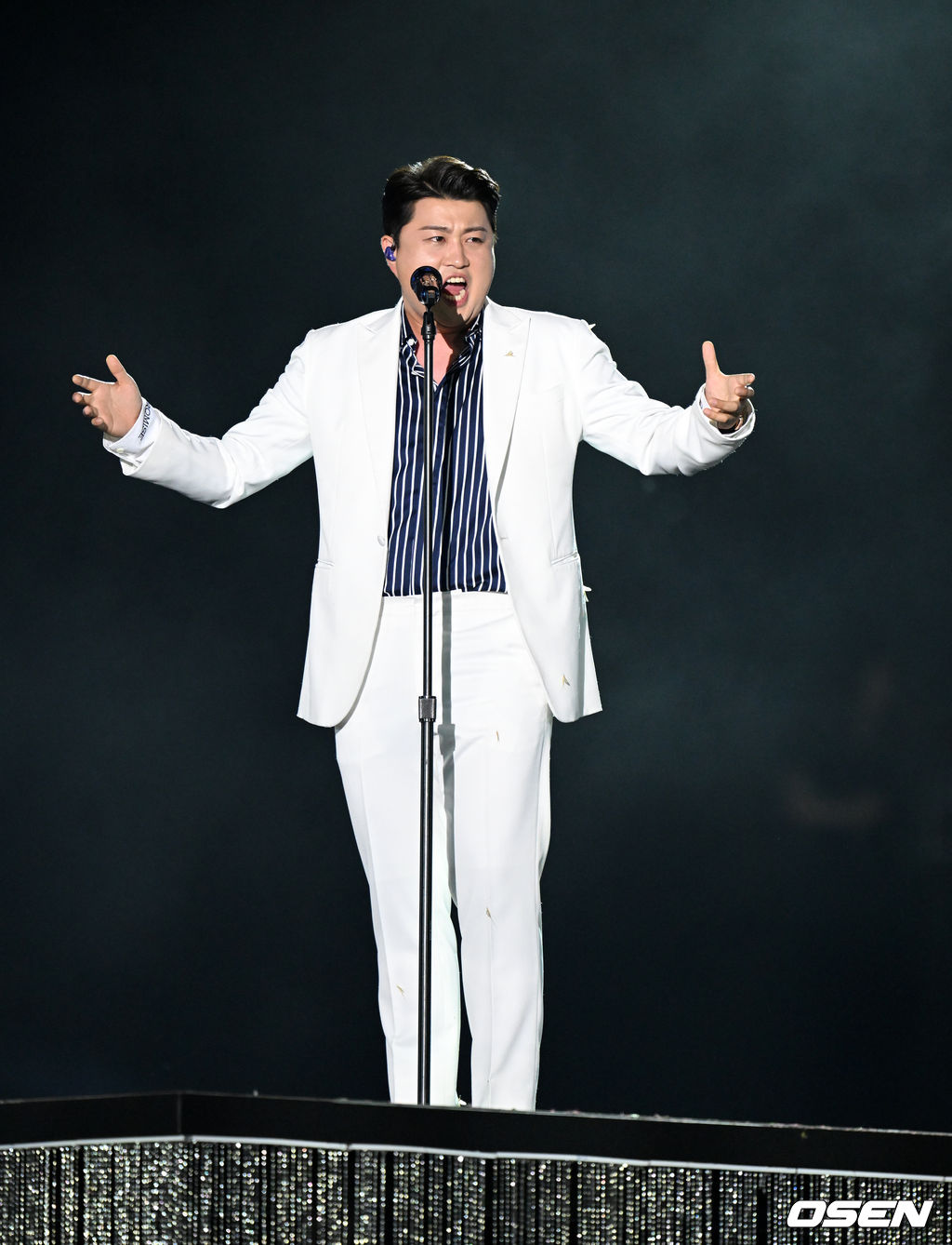 19일 오후 서울 잠실올림픽주경기장에서 제1회 드림콘서트 트롯 공연이 열렸다.김호중이 '천상재회' 무대를 선보이고 있다. 2022.06.19 /jpnews@osen.co.kr