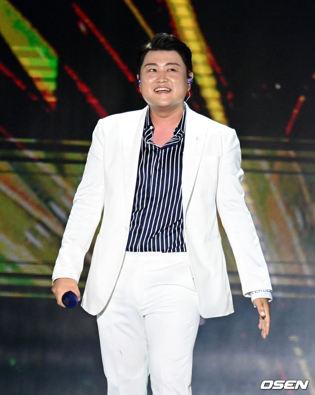김호중이 끝인사를 건네며 미소를 짓고 있다. 2022.06.19 /jpnews@osen.co.kr