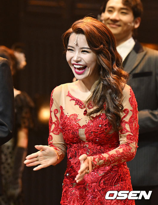 배우 솔라가 포토타임을 하며 즐거워하고 있다. 2022.06.21 /jpnews@osen.co.kr